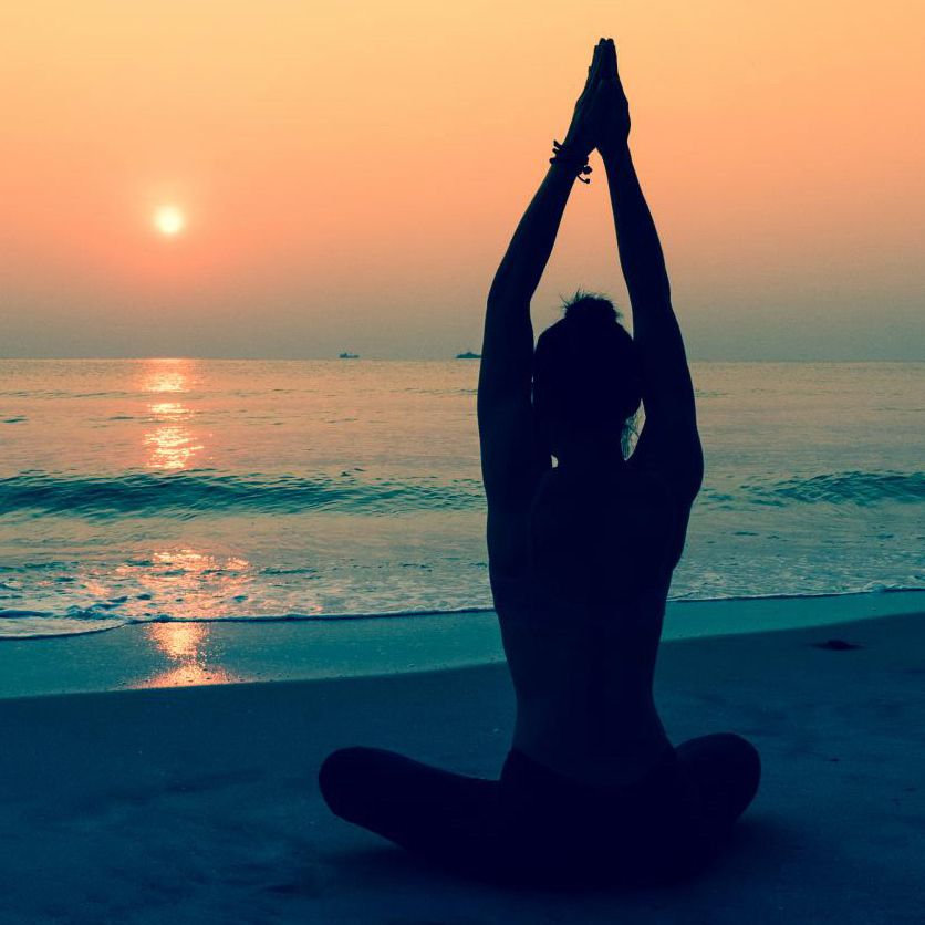 Yoga all'alba in spiaggia: lezioni gratuite
