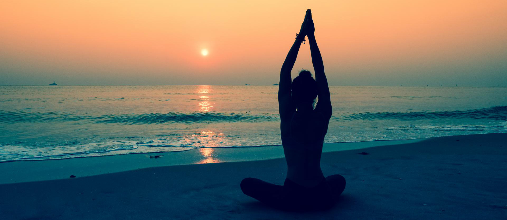 Yoga all'alba in spiaggia: lezioni gratuite